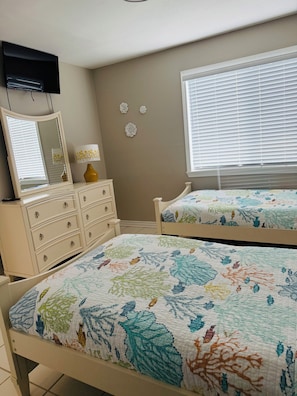 2 habitaciones, tabla de planchar con plancha, wifi y ropa de cama 