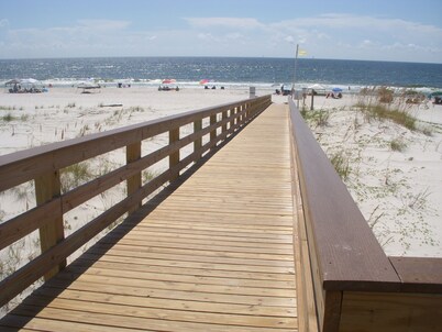  Views! Book SPRING! Beach, Pools, 1 heated, 1 indr, hot tub, 2BD-2BA sleeps 6