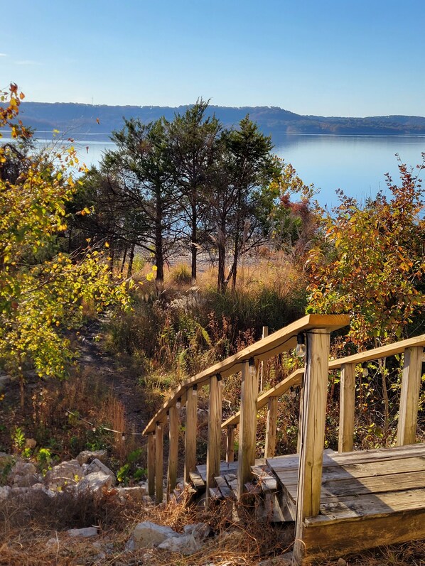 Property grounds - Fall Dates open! Luxury Lakefront Condo! 2 King Beds/2 New Baths, What A View! (Hollister)