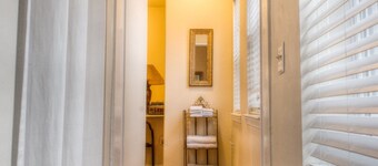 Hidden Fells Point Gem / Private Courtyard Patio
