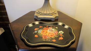 Una mesa de madera oscura con una bandeja decorativa con diseño floral.