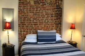 1 soverom, skrivebord, strykejern/-brett og reiseseng for barn