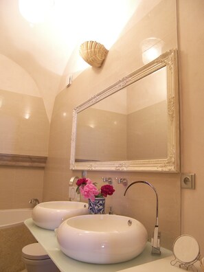Combined shower/bathtub, hair dryer, towels, shampoo