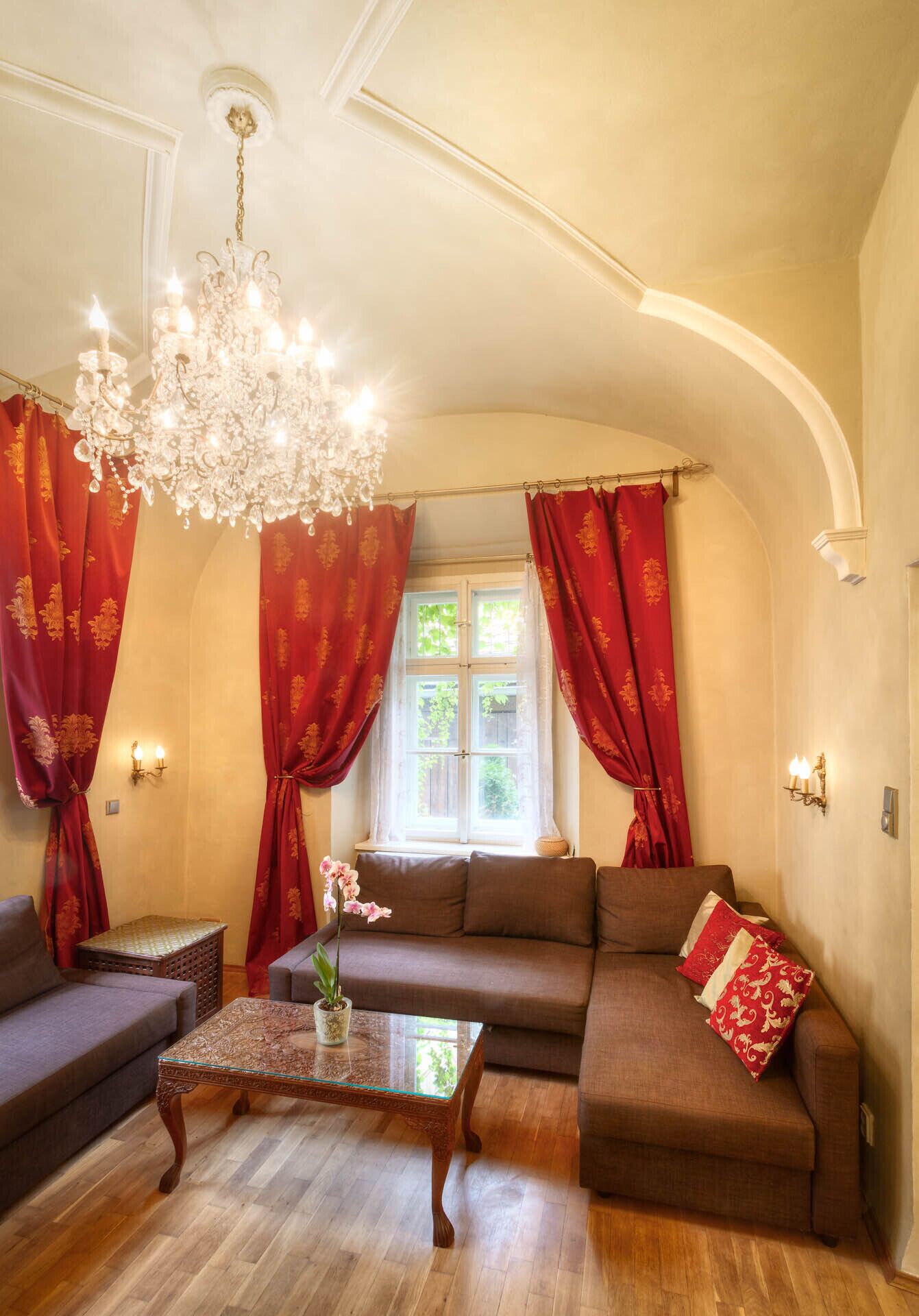 Tv, eldstad och en stereo