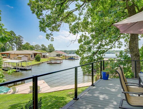 Modern Waterfront Home on Lake Hamilton – Perfect for Families or Couples
