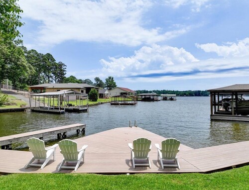Modern Waterfront Home on Lake Hamilton – Perfect for Families or Couples