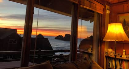 Knotty Pine Oceanside Cabin-Awesome Ocean View- Amazing Tree Deck!