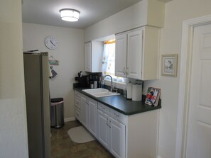 Jääkaappi, mikroaaltouuni, uuni, liesi