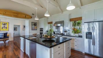 Jääkaappi, mikroaaltouuni, uuni, liesi