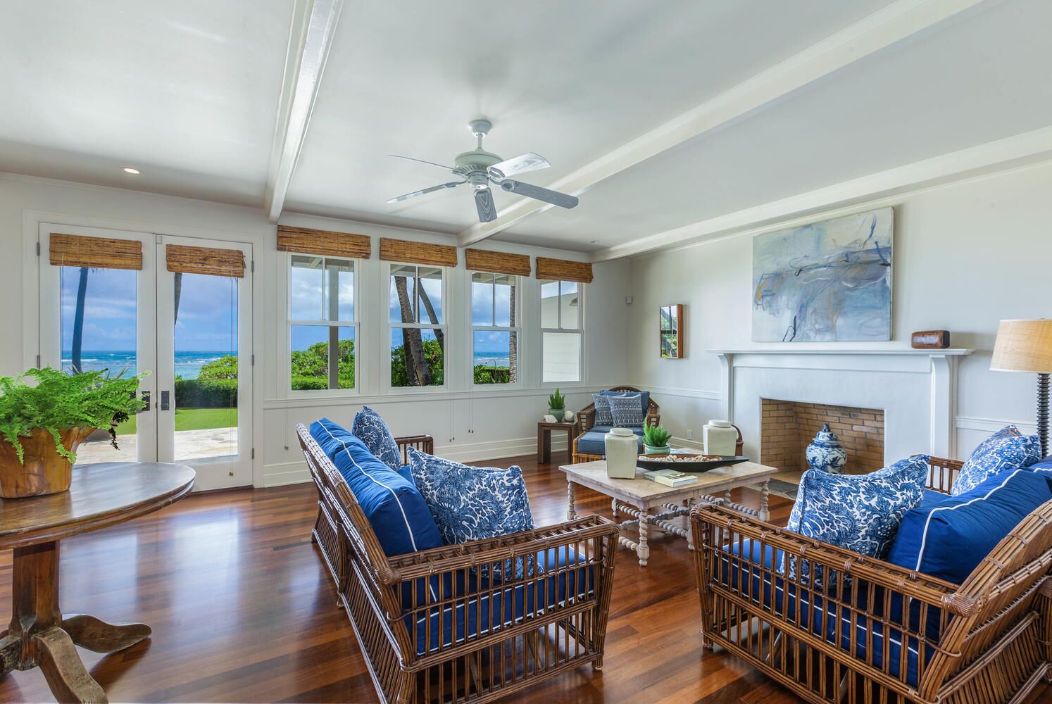 Älytelevisio, DVD-soitin, kirjoja, musiikkikirjasto