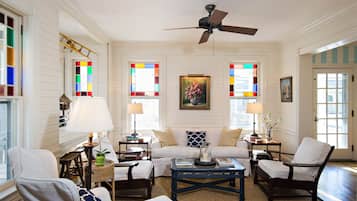 Smart TV, chimenea, videojuegos y libros