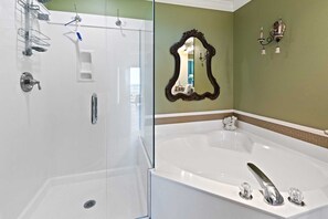 Combined shower/tub, hair dryer, towels