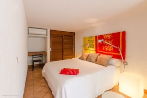 4 bedrooms, in-room safe, desk, iron/ironing board