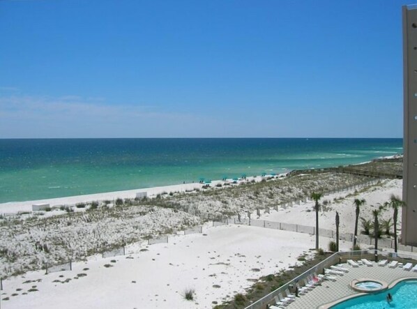 På stranden och solstolar