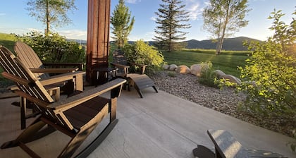 Fabulous Mountain Views! Easy Walk To Gondola, Peaceful & Secluded Feeling