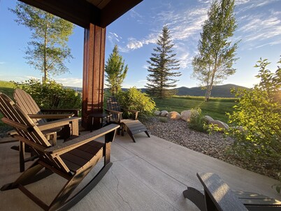 Fabulous Mountain Views! Easy Walk To Gondola, Peaceful & Secluded Feeling