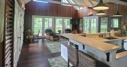 Beautiful Plumeria Cottage-Anini Beach Plantation Style Home