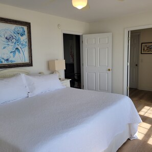 5 bedrooms, desk, iron/ironing board, travel crib