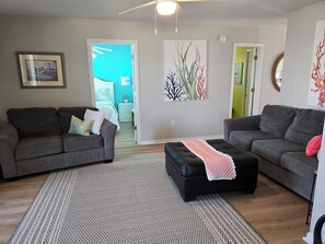 5 habitaciones, escritorio y tabla de planchar con plancha 