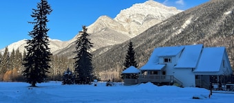 Bear Paw Lodge - Mountain Vacation Home Near Golden BC & Kicking Horse.