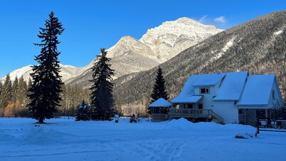 Bear Paw Lodge - Mountain Vacation Home Near Golden BC & Kicking Horse.