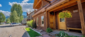 Hotub!Fireplace!Sauna!Best Location In Town!Steps to FREE Shuttle!Comfy!