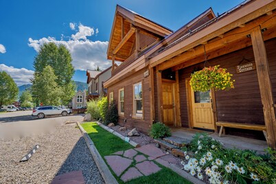 Hotub!Fireplace!Sauna!Best Location In Town!Steps to FREE Shuttle!Comfy!