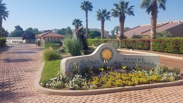 A sign for 'La Palmas Resort Condominium'. - Las Palmas Water Park Resort beautiful views, clean and quiet free WiFi . (St George)