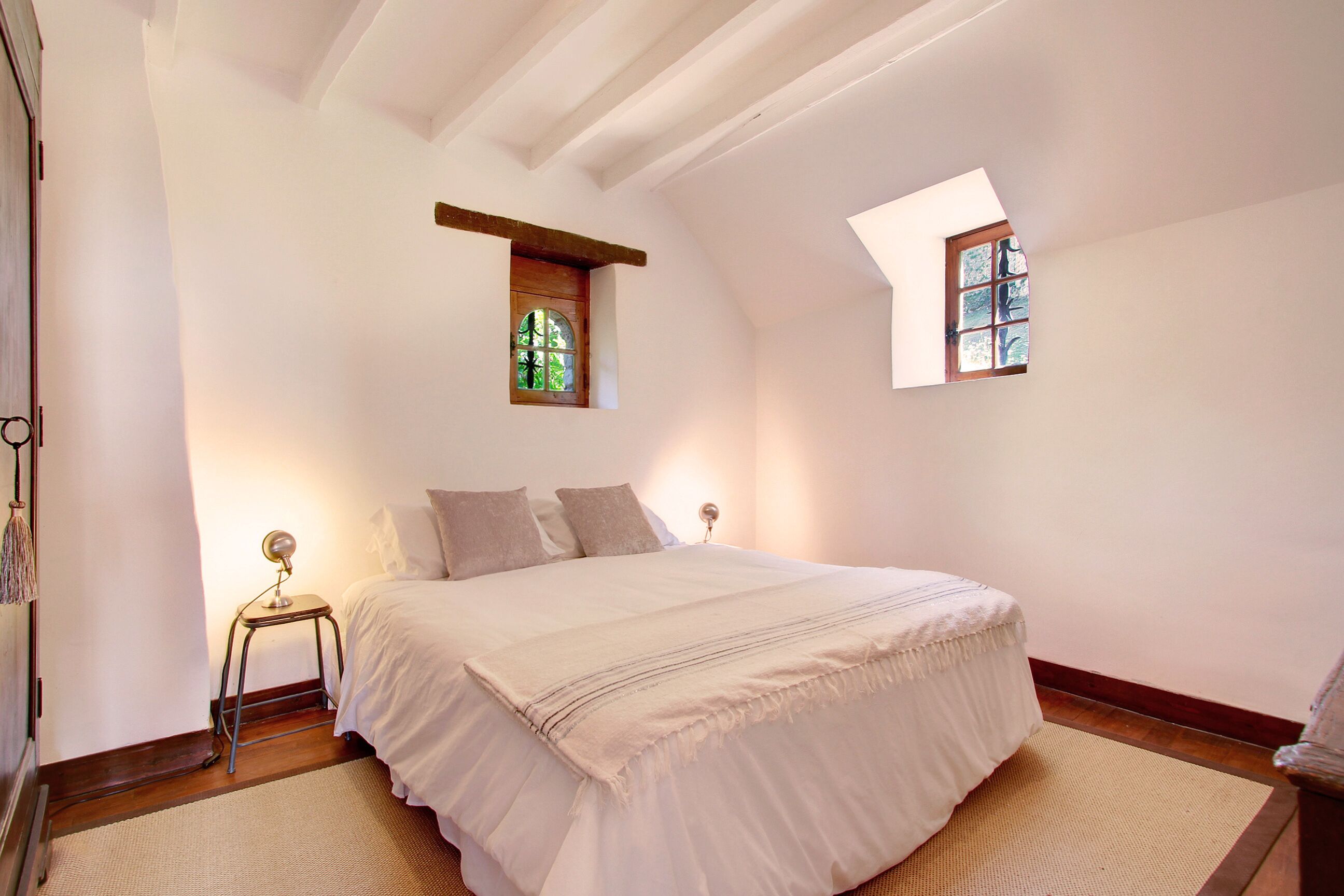 3 habitaciones, tabla de planchar con plancha y cuna de viaje 