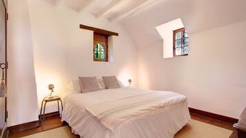 3 habitaciones, tabla de planchar con plancha y cuna de viaje