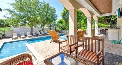 Venetian Palace | Frangista Beach Mega Home | Pet-Friendly + Walk to the Beach