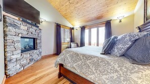 5 bedrooms, desk, iron/ironing board, travel cot