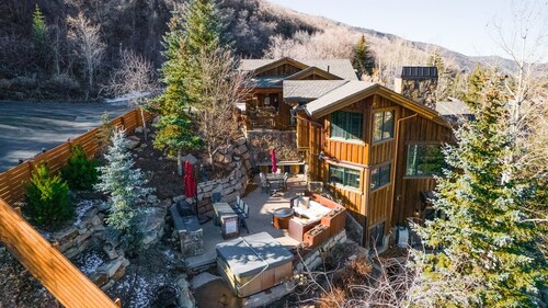 5BR Old Town Chalet, Walk to Main and Lift