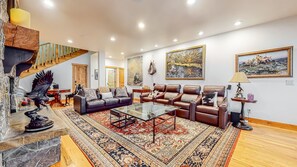 TV connectée, cheminée, jeux vidéo, baby-foot