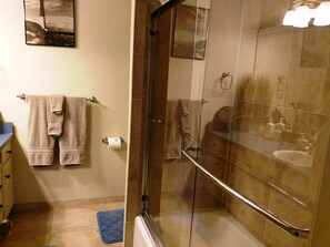 Combined shower/tub, hair dryer, towels, soap - Come to Mammoth and Play @ 3 bedroom, 2&1/2 Bath Condo. Great family getaway. (Mammoth Lakes)