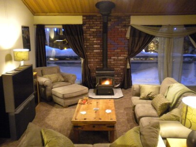 Come to Mammoth and Play @ 3 bedroom, 2&1/2 Bath Condo. Great family getaway.
