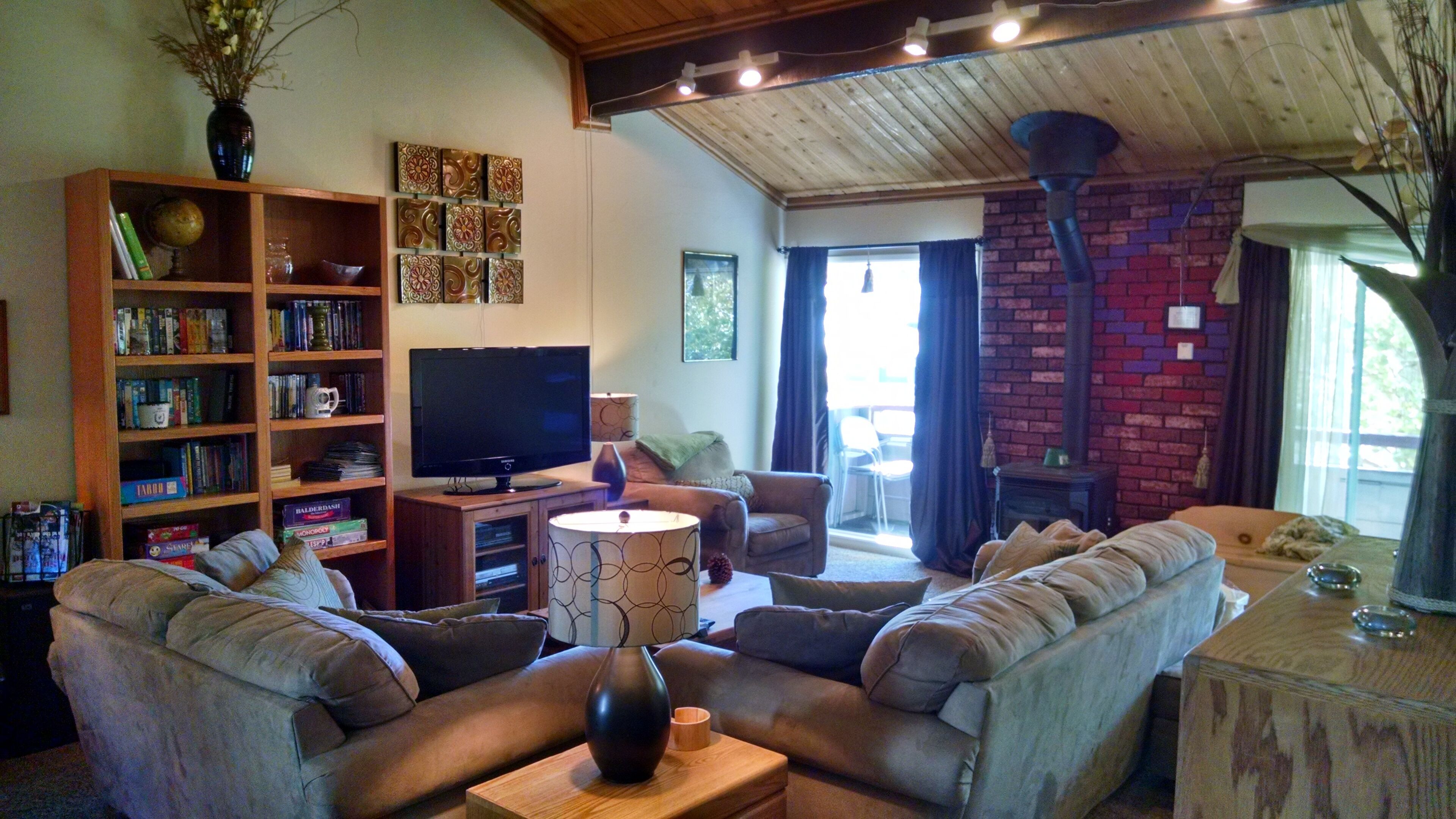 Smart-TV, Kamin, DVD-Player, Kinderspielzeug