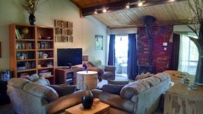 Smart TV, chimenea, reproductor de DVD y juguetes 