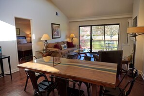 Televisión, chimenea, reproductor de DVD y libros