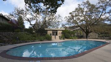 Alberca al aire libre y alberca climatizada