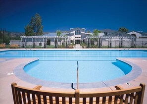 Alberca al aire libre y alberca climatizada