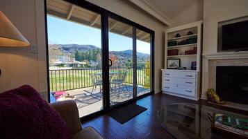 Tv, pejs, dvd-afspiller, bøger