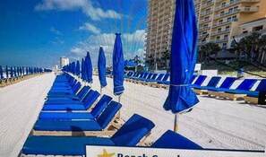Rannalla, aurinkotuoleja