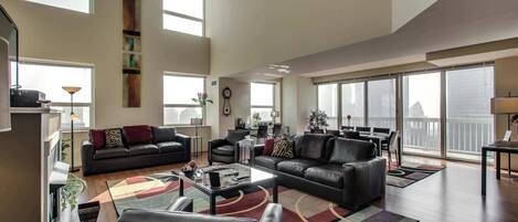 Télévision, cheminée, espaces bureaux