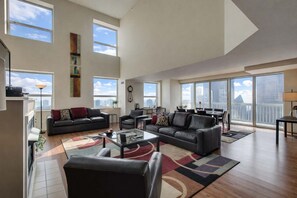 Televisio, takka, työhuone