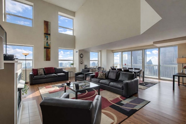 Televisión, chimenea y oficina