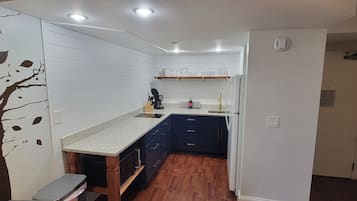 Refrigerador, microondas, parrilla de estufa y cafetera y tetera