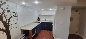 ثلاجة، ميكروويف، موقد طهي مسطح، ماكينة لصنع القهوة/الشاي