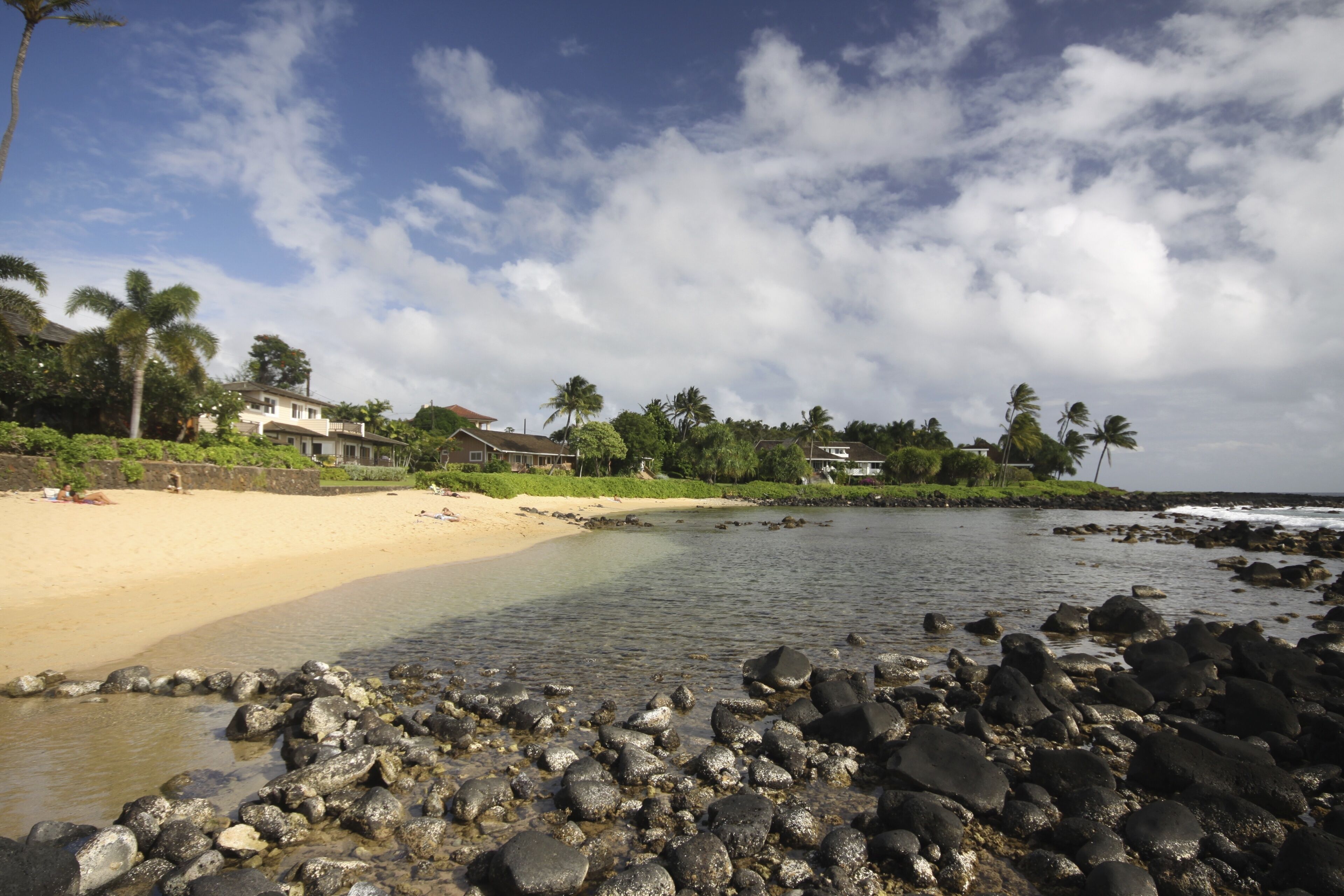 在海滩、沙滩椅、沙滩毛巾