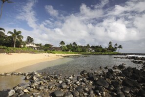 Rannalla, aurinkotuoleja, rantapyyhkeitä